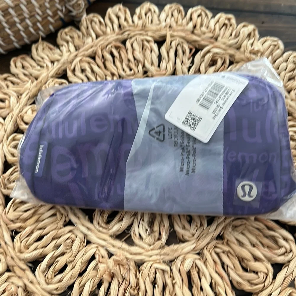 Lululemon 🍋 New everywhere belt bag Wobbly Wordmark , Atomic Purple Petrol NWT - Picture 6 of 7